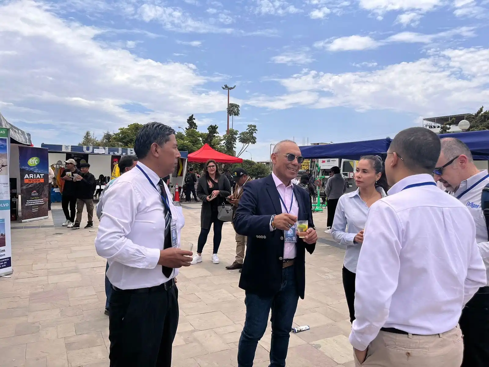 Profesionales reunidos durante una feria minera